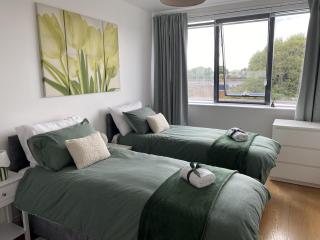 Executive North London Serviced Apartment - Business Ready - 5