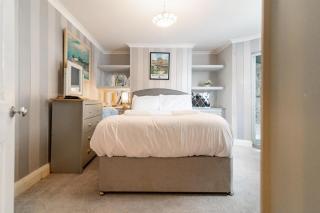 Charming 6 Bedroom Townhouse by the Seaside - Balcony, Self-Check-In, Fast WiFi and Smart TVs by Yoko Property - 9