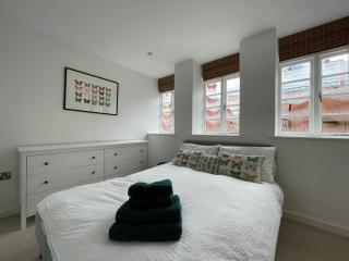 Central 2-Bedroom Retreat - 9