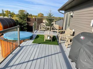 Lake Front 4 Bedroom Home with Hot Tub & Sauna - Spa House - 9