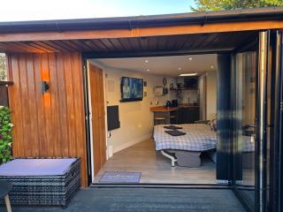The Chill Garden Room - 8