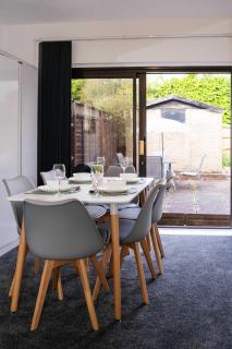 Modern 3BR Retreat Near Coventry City Centre - 1