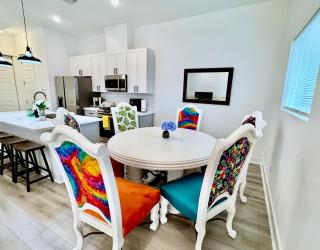 Colorful Dining Experience in Cozy Getaway - 8