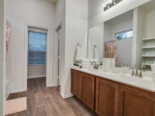 5BR Luxury Sleeps 10 Lake Jackson - 9