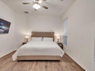 5BR Luxury Sleeps 10 Lake Jackson - 2