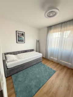 Luxury Apartment 4 bedrooms Self check in out - 2