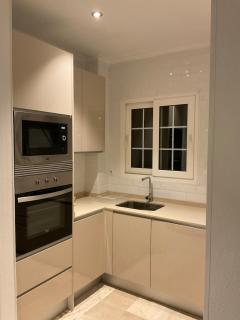 Modern, lovely, poolside 2 bedroom apartment - 4