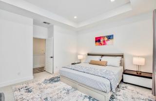 Modern getaway near downtown and airport - 8