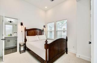 Modern getaway near downtown and airport - 7