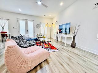 Modern getaway near downtown and airport - 4