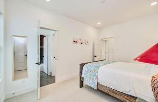 Modern getaway near downtown and airport - 3