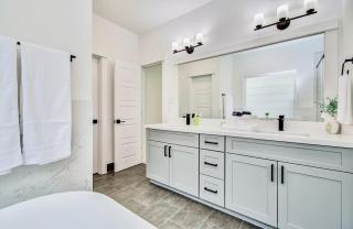 Modern getaway near downtown and airport - 1