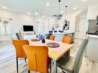Modern getaway near downtown and airport - 5