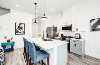 Modern getaway near downtown and airport - 7