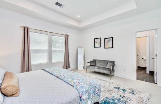 Modern getaway near downtown and airport - 1
