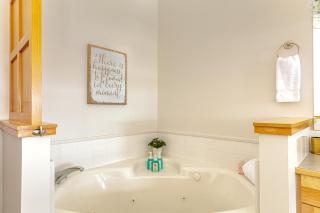 Downtown Delight - Penthouse with Shared Rooftop Hot Tub - 5