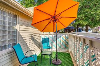 6 Mi to Arrowhead Stadium Charming Home with Porch! - 9