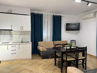 Xhenis Apartament's - 9