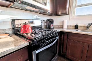 Spacious 4BR 2BA - 7Min to EWR & 20-40Min to NYC - 2 FREE Parking Spaces - 6