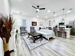 Quiet stylish home close to downtown and airport - 0