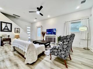Quiet stylish home close to downtown and airport - 8