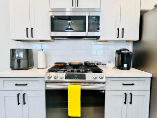 Quiet stylish home close to downtown and airport - 4