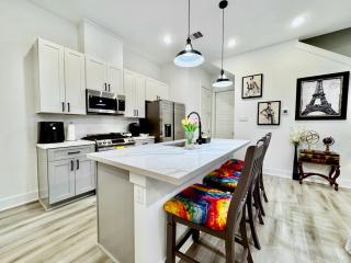 Quiet stylish home close to downtown and airport - 6
