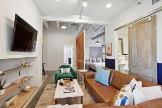 Warehouse District Lovely One Bedroom and Den - 4