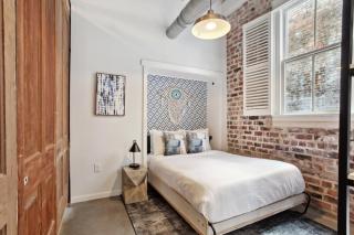 Warehouse District Lovely One Bedroom and Den - 3