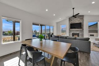 Family Home in Eden w Hot Tub and Gym - 2