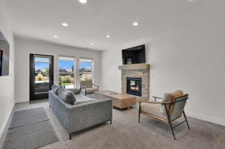 Family Home in Eden w Hot Tub and Gym - 1
