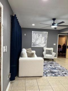 The Royal Retreat 3 Br Getaway - 0