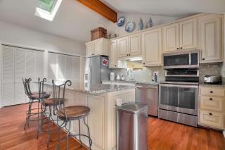 Beaver Lake Oasis - Backyard Lake Access - 6 beds - 4