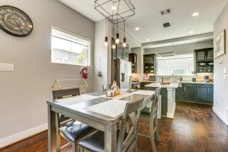2 Mi to Dtwn Modern Houston Home with Private Patio - 2