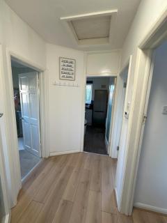2-Bed Flat in Northwood Hills - Free Parking - 1