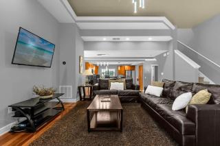 Cozy & Elegant 4BR Enchanted Townhouse - 1 Mile to Disney with Resort Pool, Gym, & Jacuzzi - 9