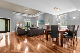 Cozy & Elegant 4BR Enchanted Townhouse - 1 Mile to Disney with Resort Pool, Gym, & Jacuzzi - 8