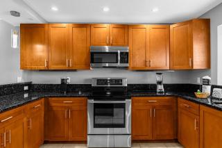 Cozy & Elegant 4BR Enchanted Townhouse - 1 Mile to Disney with Resort Pool, Gym, & Jacuzzi - 7