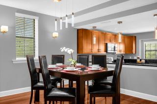 Cozy & Elegant 4BR Enchanted Townhouse - 1 Mile to Disney with Resort Pool, Gym, & Jacuzzi - 5