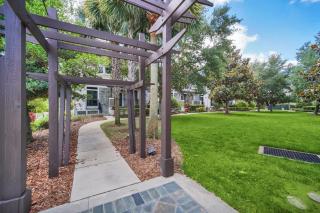 Cozy & Elegant 4BR Enchanted Townhouse - 1 Mile to Disney with Resort Pool, Gym, & Jacuzzi - 1