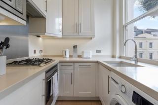 Elegant 2 BR Flat in Kensington - 4