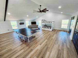 Gorgeous, secluded escape near River with Game room! - 2