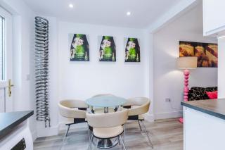 Minutes to the Coop Live Arena & Etihad Stadium - Free Parking with EV Charger - 7