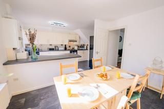 6 Beds House with Free Parking, Garden & Fast WiFi - 7