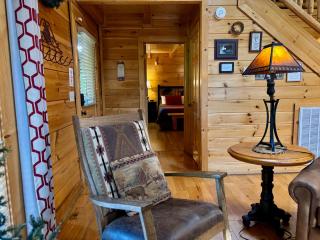 King Bed, Game Tables, Resort Pools, Putt-Putt, Great Location! - 2