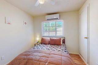 Charming Casita with 3br with Parking & Wifi! - 8
