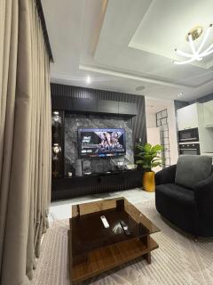 Smart one bedroom apartments with massage chair and ps5 Ikoyi - 3