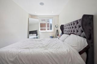 Stylish Split-Level Flat in Shoreditch - 8