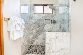 New baths king bed open & tranquil pool hot tub - 4