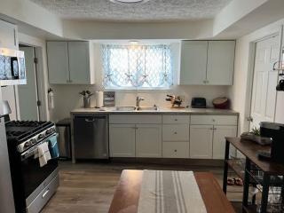 Modern & Renovated 3BR 1BA Home - Quiet & Cozy - 4